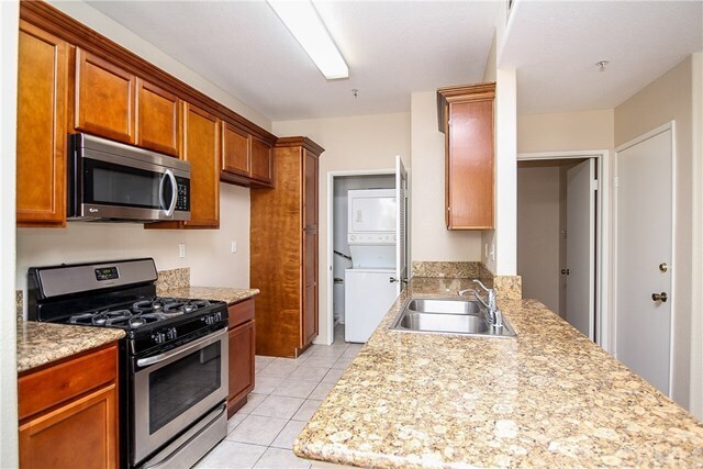 Building Photo - 13133 Le Parc Blvd