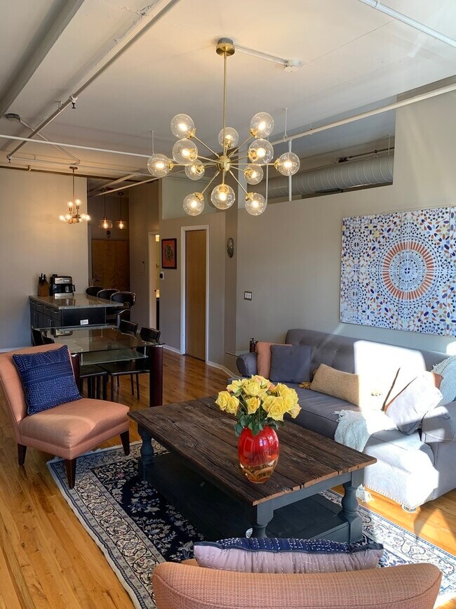 Building Photo - 6 S Laflin St