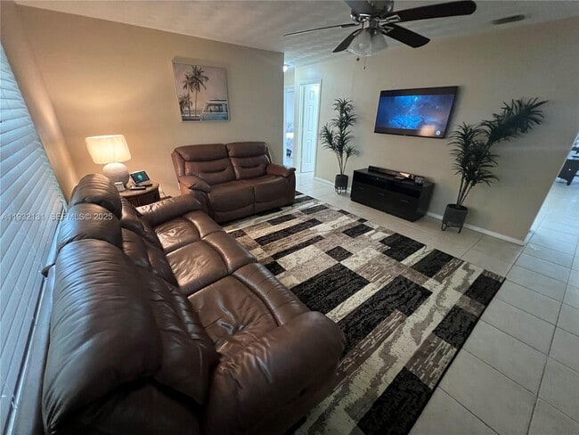 Building Photo - 4731 SW 25th Ave