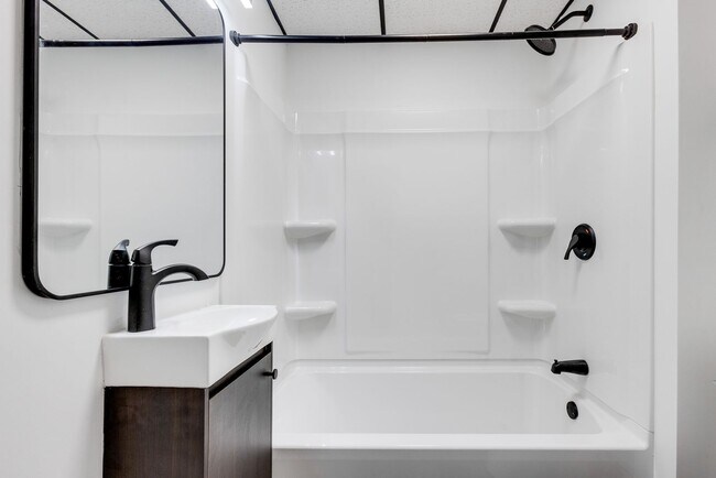 Building Photo - *AVAILABLE NOW!! ASK ABOUT OUR LEASING SPECIALS!!* BEAUTIFUL Fully Renovated Apartments