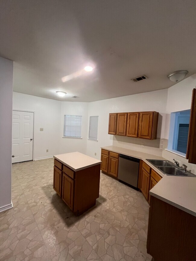 Building Photo - 5111 Warwicke Dr