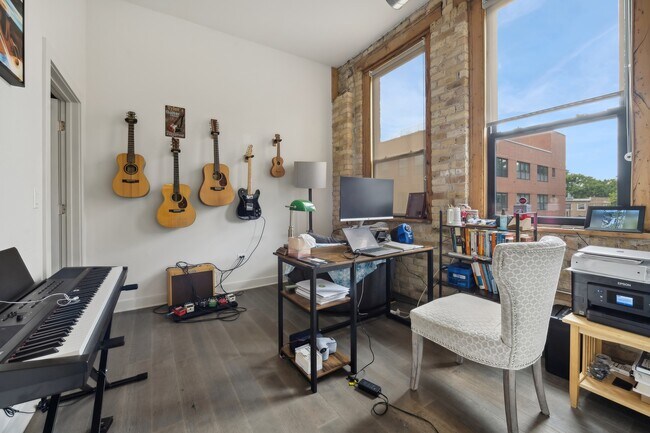 Building Photo - 1755 N Damen Ave