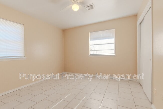 Building Photo - 809 Meadowgreen Dr