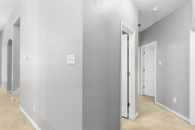 Building Photo - 2800 Mission Tejas Dr