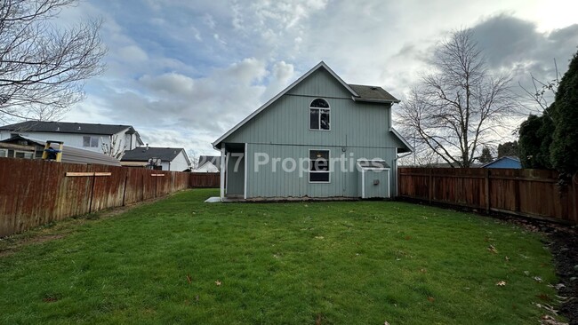 Building Photo - Salem - 3BD I 2.5BA Home + Large Yard!