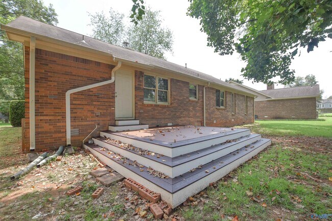 Building Photo - 150 Whisperwood Ln