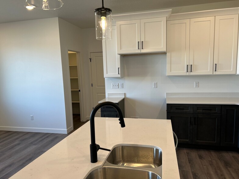 Building Photo - 708 N Plainsman Dr