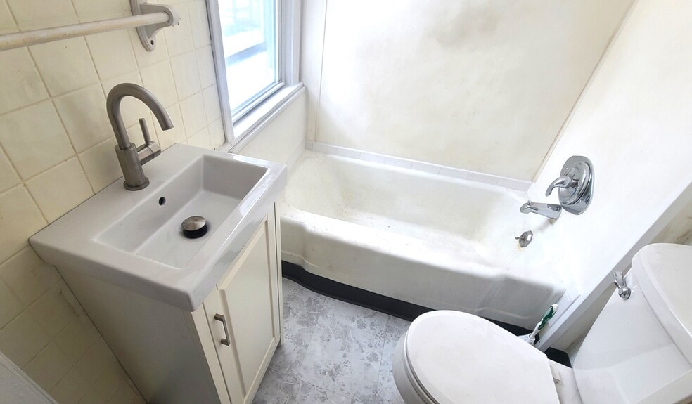 Bathroom - 132 Union St N