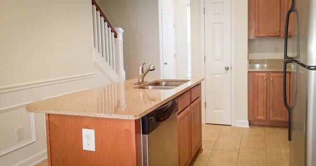 Building Photo - Steps from Shopping, Dining, & Entertainment in The Market Common