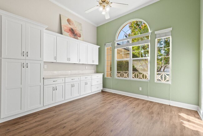 Building Photo - CLEAN 3 BEDROOM / 2 BATHROOM IN SEVEN OAK!...