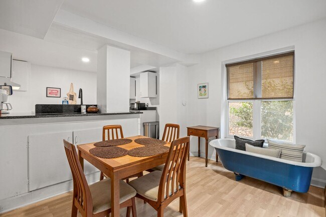 Building Photo - Charming 1 Bed, 1 Bath Duplex with Office/Flex Space near Five Points, Downtown Raleigh