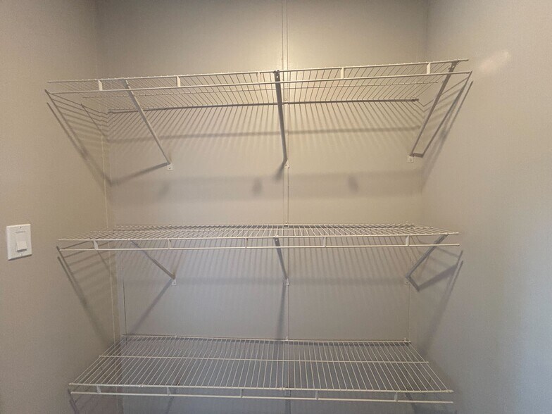 Building Photo - 106 E Semands St