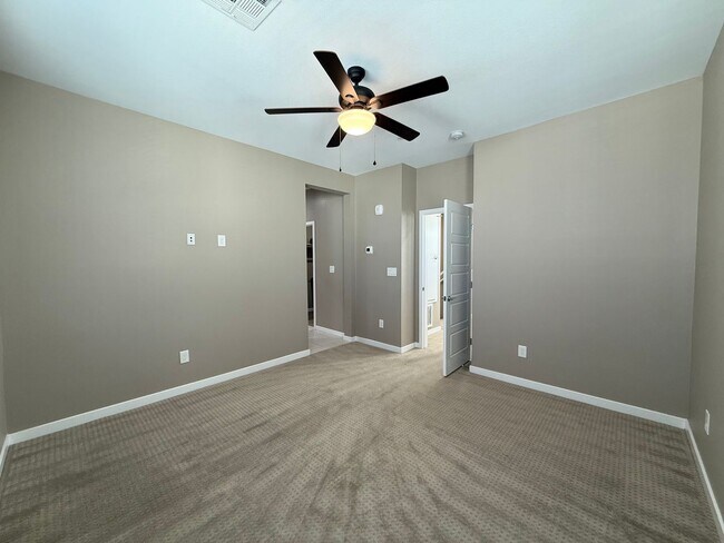 Building Photo - 2/BD 2.5/BA Luxury Gated Townhouse in Summ...