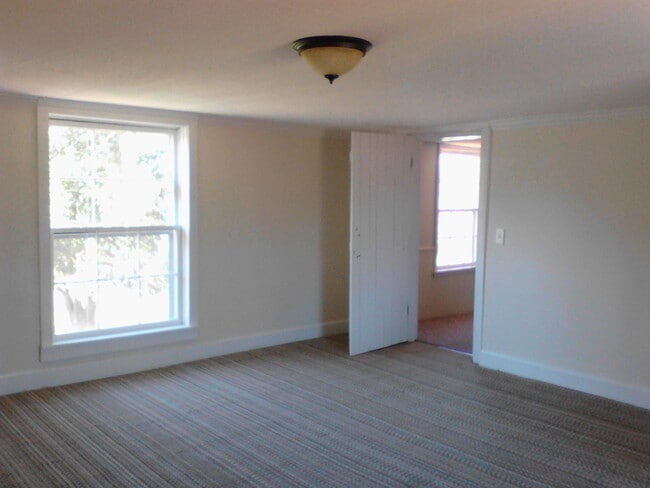 Building Photo - 205 N Cedar St