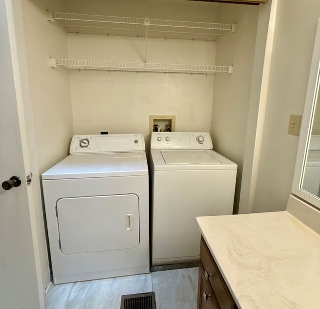 Building Photo - New Listing!