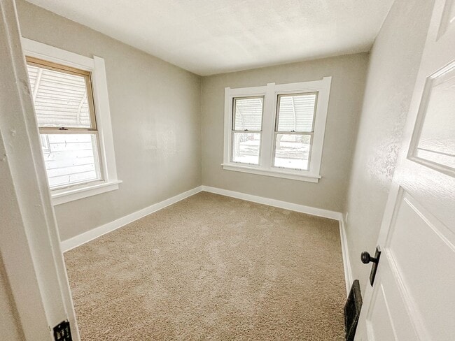 Building Photo - 2 Bedroom home for rent on east side of Toledo! Updated, clean, and very nice!