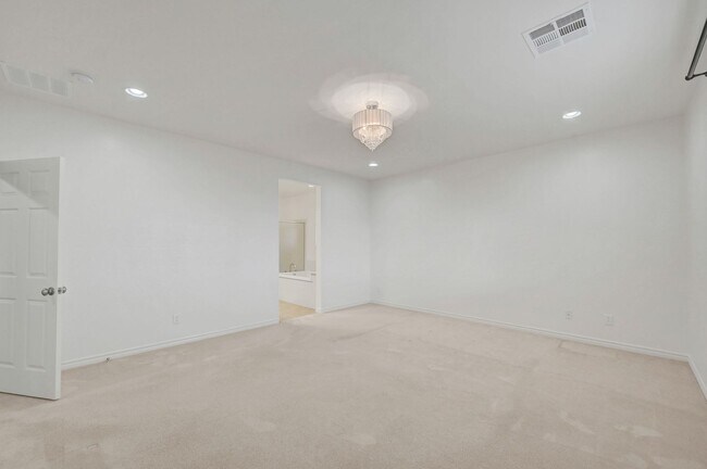 Building Photo - Stunning 4 Bedroom with Mountain Views!