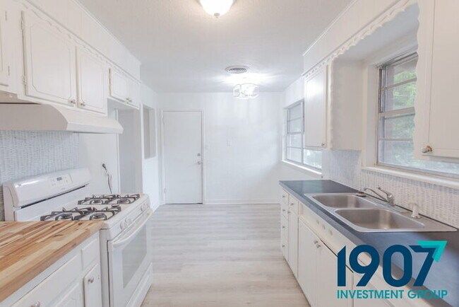 Building Photo - Charming Brick Home with Modern Updates and Large Backyard in Norman!