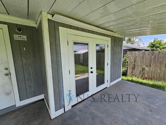 Building Photo - Gorgeous 3/1 1080sf with UPDATED kitchen, ...