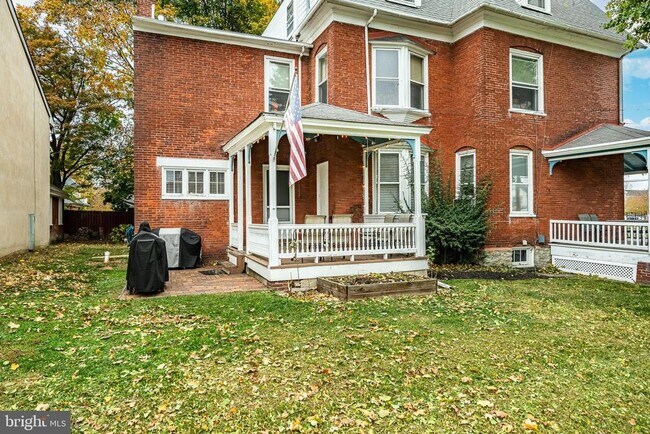 Building Photo - 300 N Penn St