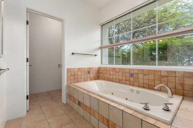 Catalina Foothills 4 bedroom 4 bath Home located in prestigious Canyon Ridge. 270-degree VIEWS! - 4667 N Rocky Crest Plz