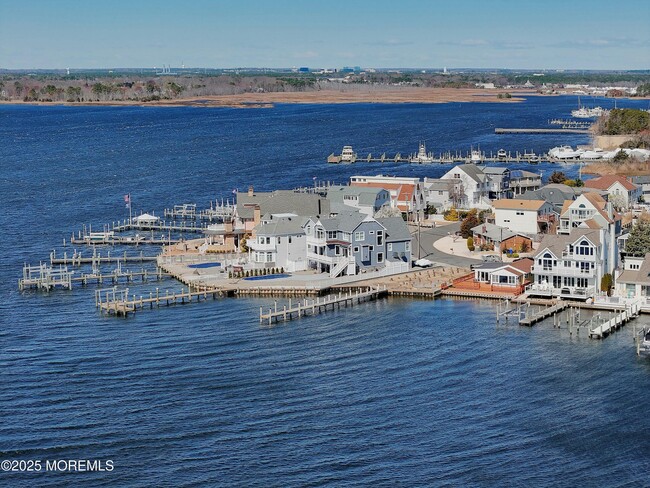 Building Photo - 44 Island Dr