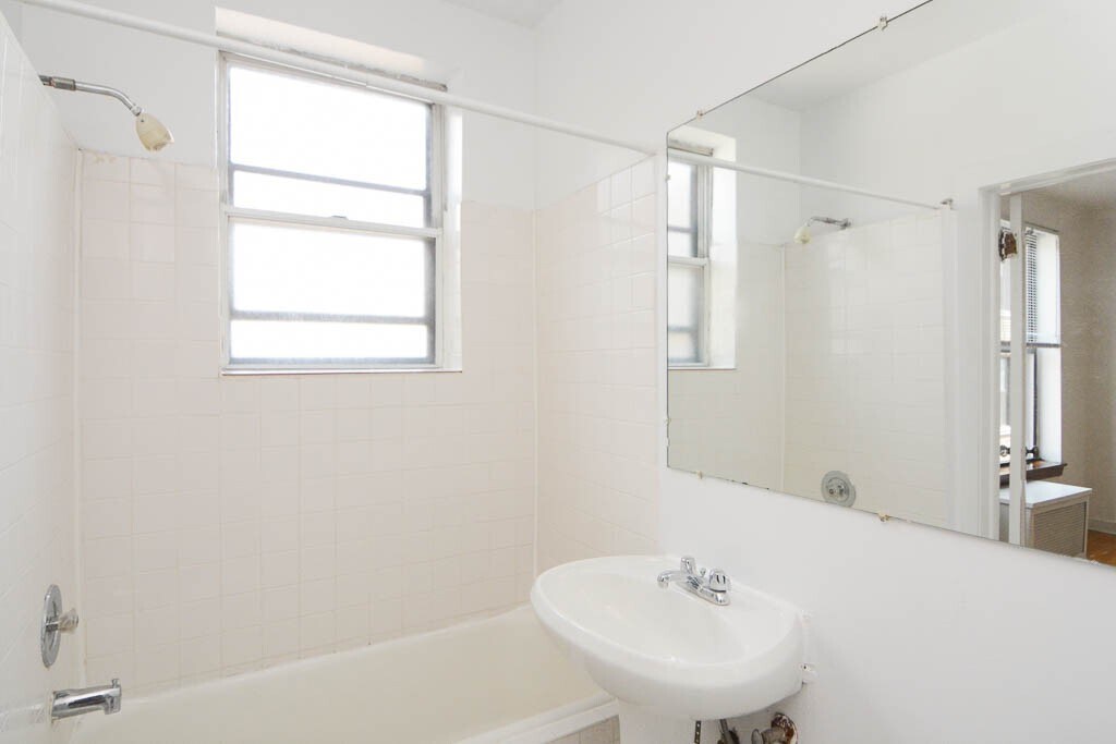 Building Photo - 941 W Carmen Ave