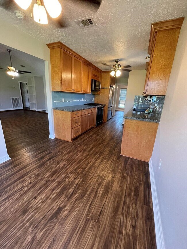 Building Photo - 16510 Oxnard Ln