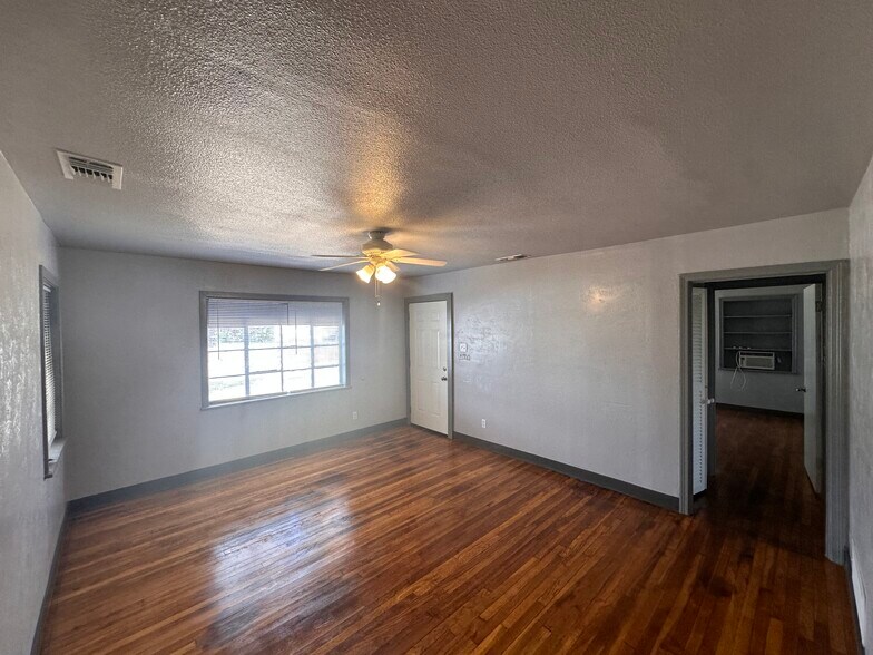 Building Photo - 3805 Highland Dr