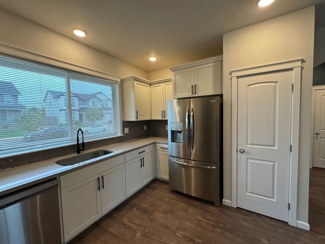 Building Photo - Charming 3-Bedroom Home