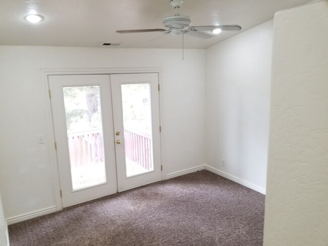 Building Photo - Westside 4 Bed, 2.75 Bath Townhouse w/Gara...