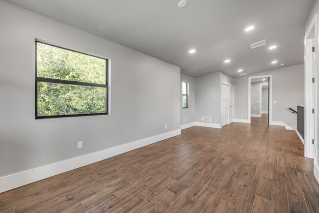 Building Photo - 1707 N Peninsula Ave