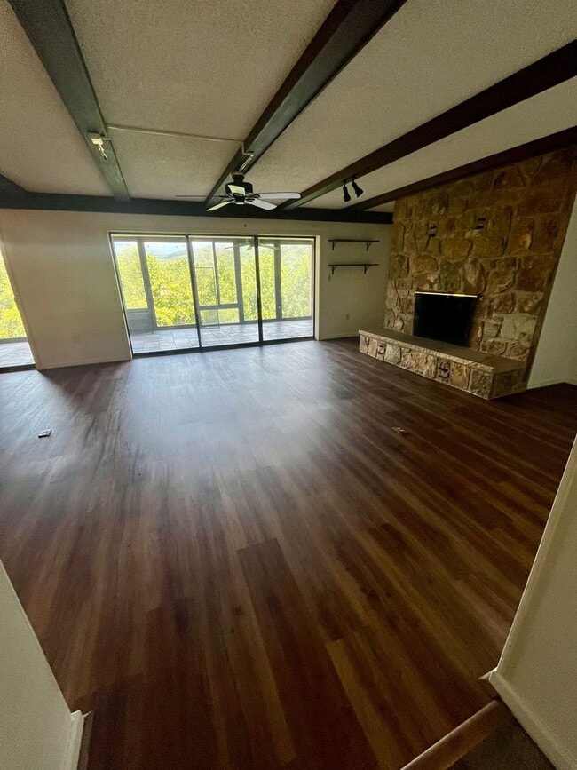 Building Photo - Well-Located One-Level Condo -- Just Minut...