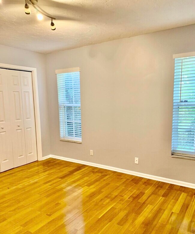 Building Photo - 1103 Lake Breeze Dr