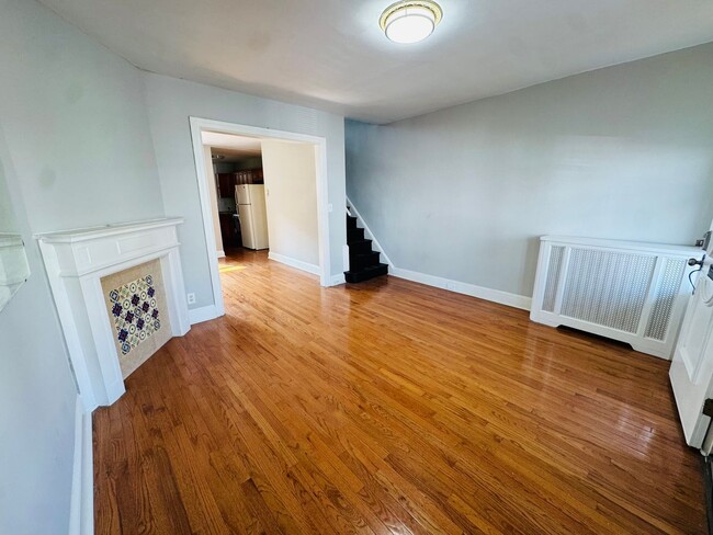 Building Photo - Remodeled 3bd/1 House with Rear yard!! SEC...