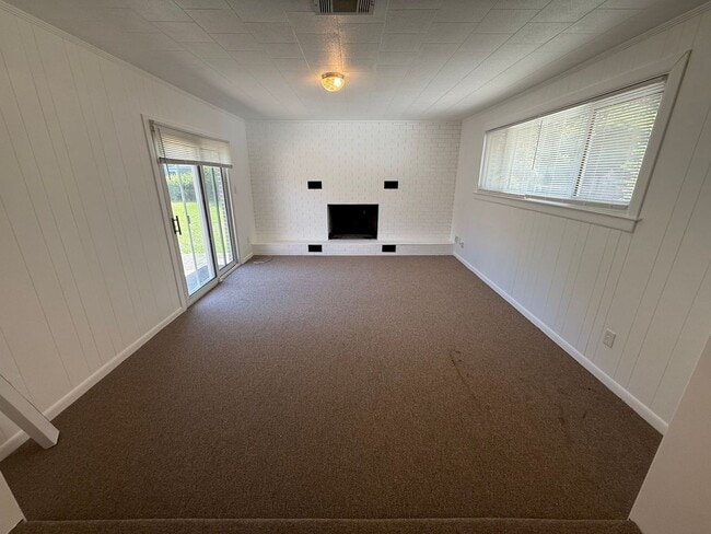 Building Photo - Pensacola - Lakeview - 3 bedroom, 2 bathroom