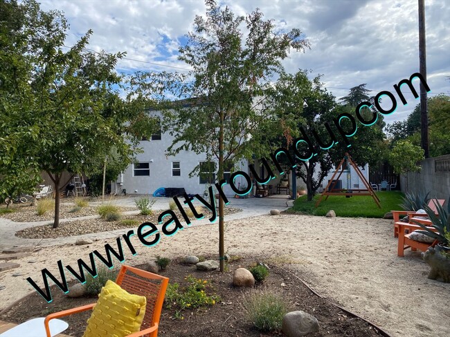 Building Photo - Three bed, Two Bath Home By UOP