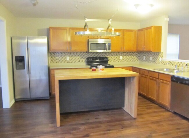 Building Photo - Beautiful 4 bedroom, 3.5 Bath Home