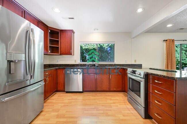 Building Photo - "Spacious 5-Bed Gem with 2.5 Baths in Prime Redmond Location!"