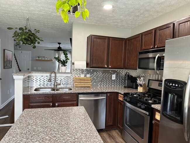 Building Photo - 208 Oak Grove Way