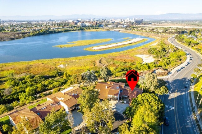 Building Photo - Large 5 bed Masterpiece Home with Back Bay...