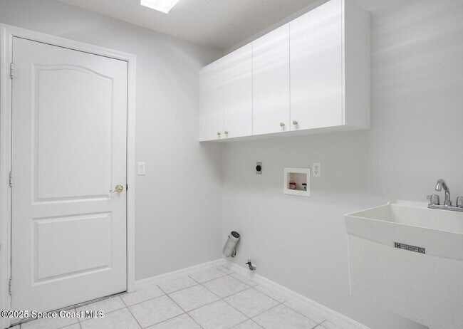 Building Photo - 621 Misty Creek Dr