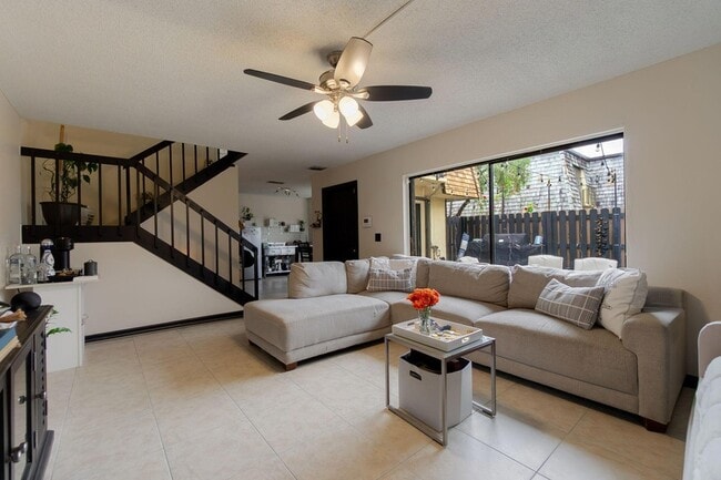 Building Photo - 393 Lake Arbor Dr