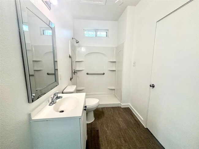 Building Photo - 2410 E 12th St