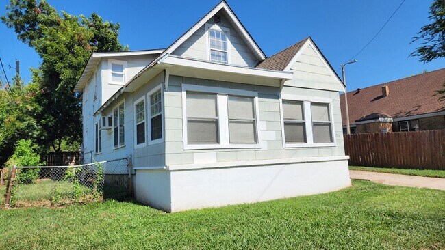 Building Photo - Nice 4 Bedroom, 2 Bath Home Near OCU & The...