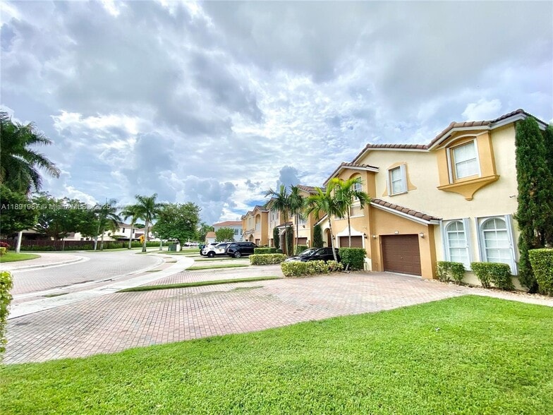 Building Photo - 990 NW 99th Ct