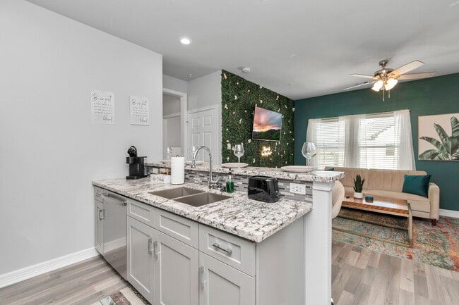 Building Photo - 7823 Gladstone St