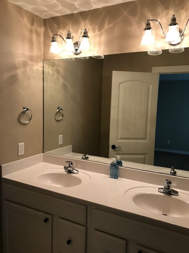 Building Photo - Maumelle Townhome