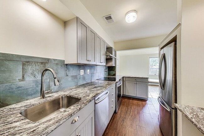 Building Photo - Cute 2 bed + Loft + 2 Bath SF w/ Fenced Yard