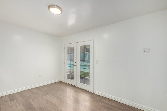 Building Photo - 1100 W 12th St